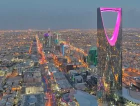 مسؤول سعودي يحسم الجدل حول رفع حظر الكحول