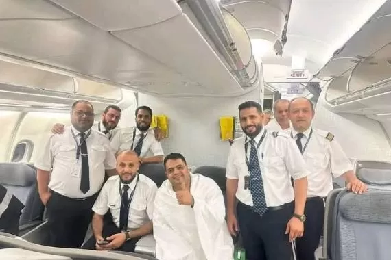 معجزة الحاج الليبي على أرض المطار تهز القلوب وتشعل مواقع التواصل