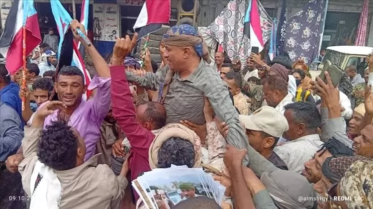 قيادي في الحراك الجنوبي يعود إلى الواجهة بعد غياب بقيادته تظاهرات حاشدة في الضالع ضد تدهور الأوضاع