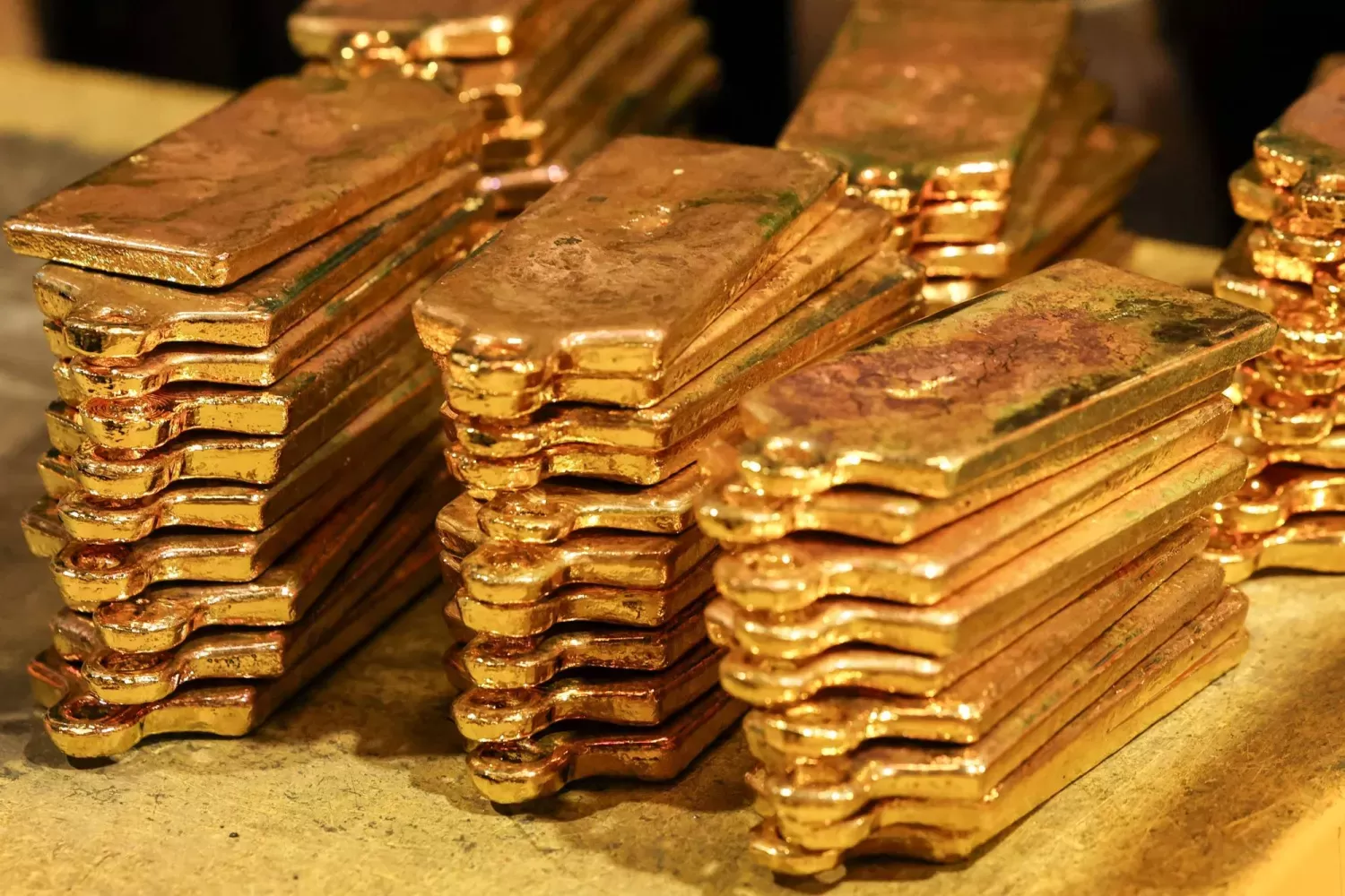 الذهب يرتفع إلى أعلى مستوى تاريخي متجاوزاً 3709 دولارات للأونصة