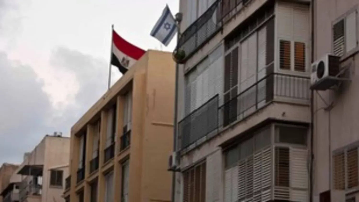 شرطي إسرائيلي يطلق النار على «سيارة مشبوهة» قرب السفارة المصرية في تل أبيب