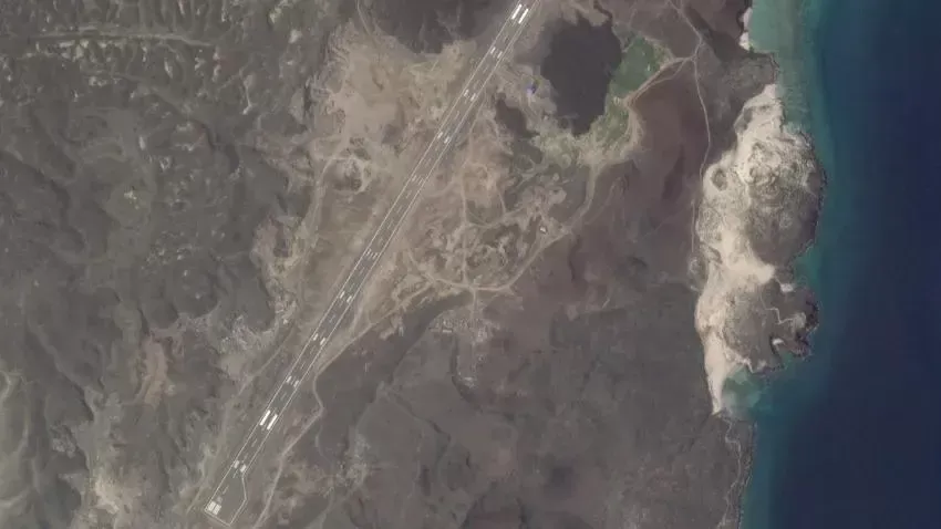 صور أقمار صناعية تكشف عن إنشاء مدرج طيران جديد في جزيرة زُقَر بالبحر الأحمر