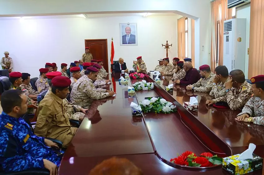 اليمن: وزير الدفاع ومحافظ تعز يترأسان اجتماعاً أمنياً لمناقشة المستجدات وتعزيز التنسيق الميداني