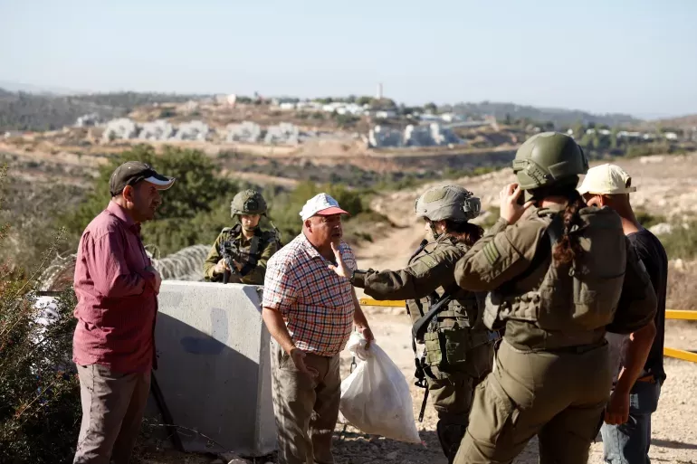 مستوطنون يهاجمون قاطفي الزيتون ومنازل الفلسطينيين في الضفة الغربية