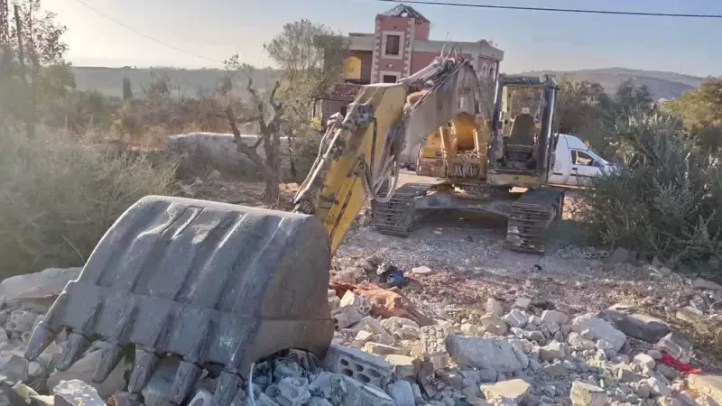 إسرائيل تستهدف حفارة في بلدة بليدا جنوب لبنان