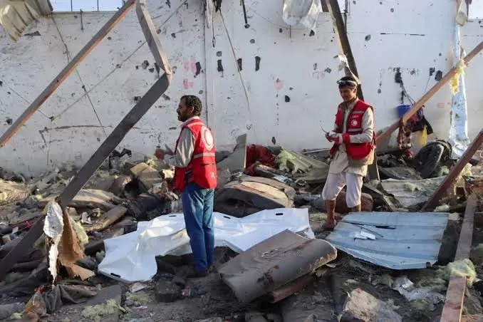 العفو الدولية: الضربة الأميركية لمركز مهاجرين باليمن جريمة حرب