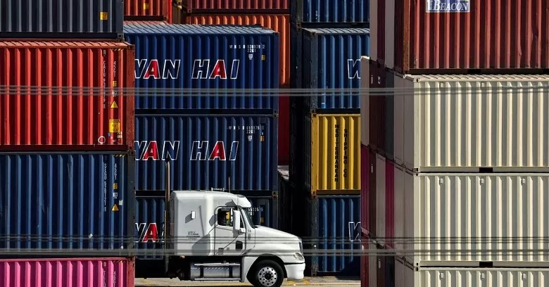 الولايات المتحدة تبدأ تطبيق رسوم جمركية على الشاحنات والحافلات