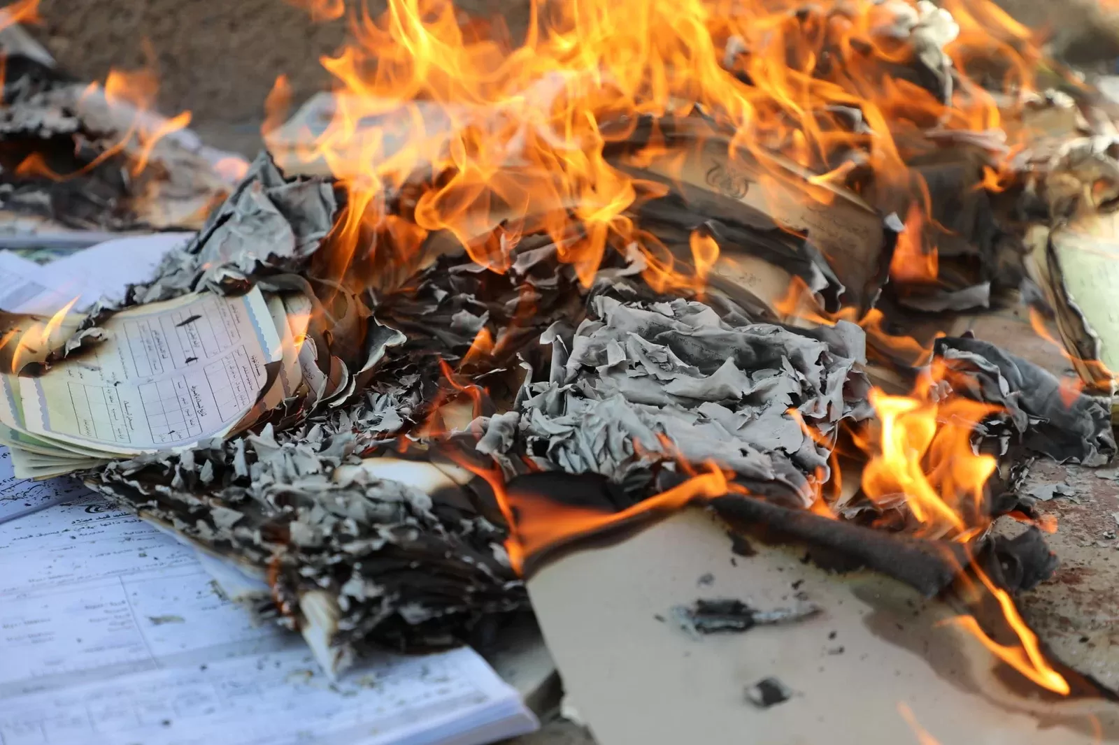 اليمن: الأحوال المدنية في عدن تتلف أوراقاً ثبوتية ضبطت أثناء تهريبها من مناطق سيطرة جماعة الحوثي