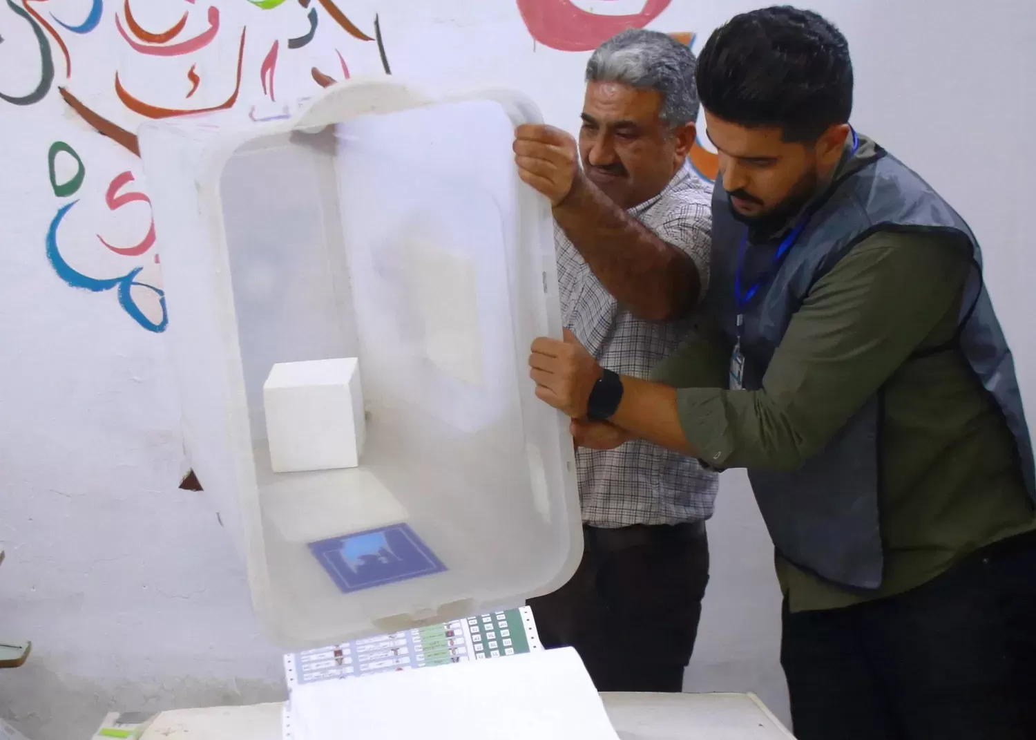 العراقيون يتوجهون إلى صناديق الاقتراع غداً لانتخاب البرلمان مع توقعات متباينة حول تشكيل الحكومة