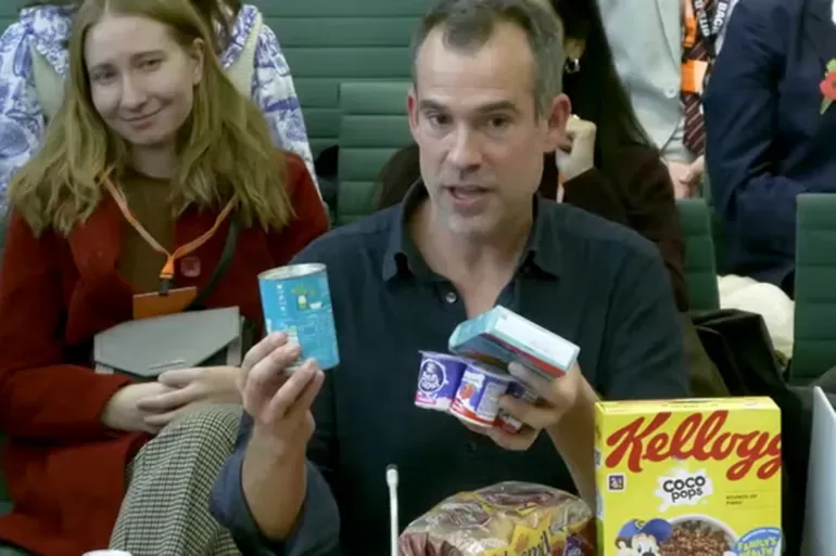 تحذير في المملكة المتحدة: "شركات الأغذية الكبرى تطعم أطفالنا حتى الموت"