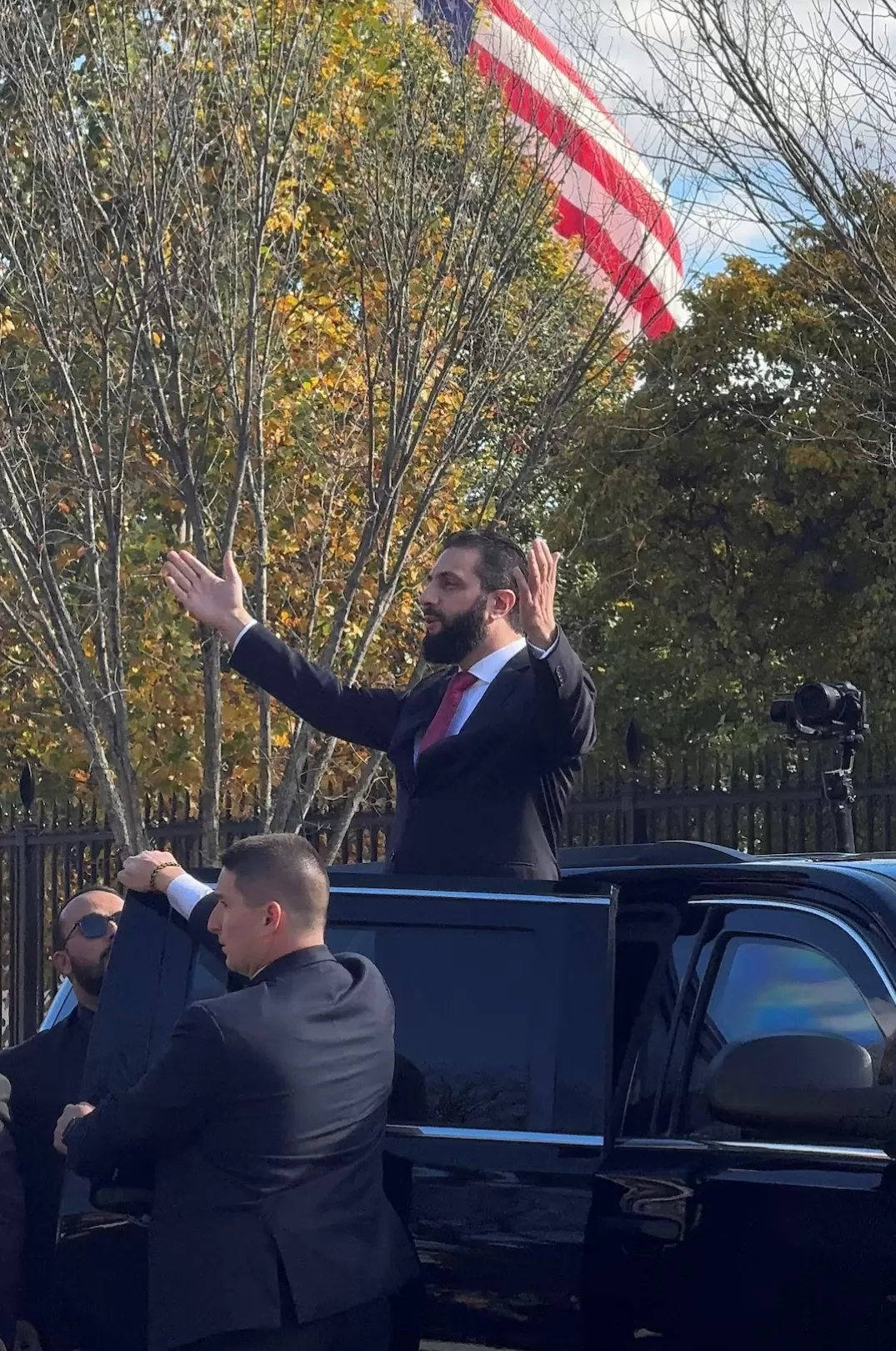 ترامب يتعهد بدعم سوريا بعد لقائه الرئيس الشرع.. وزيارة مفصلية تشهد تعليق عقوبات "قيصر"