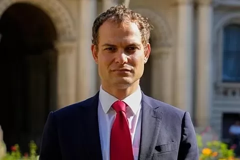 وزير الدولة البريطاني يؤكد التزام بلاده بتحقيق السلام ودعم الازدهار المستدام في اليمن