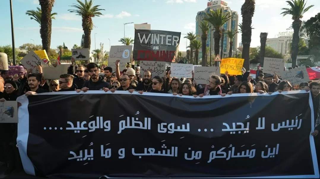 تونس تثور: الآلاف يطالبون بسقوط النظام ووقف الاستبداد