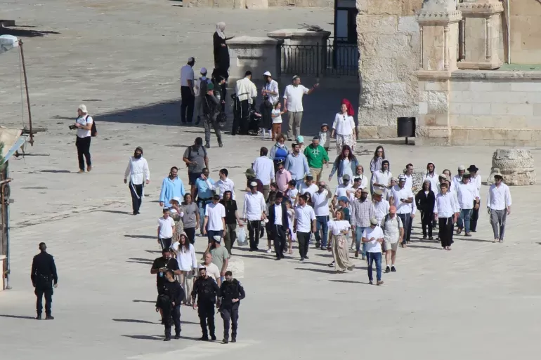 تصعيد إسرائيلي في القدس: مصادرة أراضٍ وتهجير عائلات بدوية وسط تزايد اقتحامات الأقصى