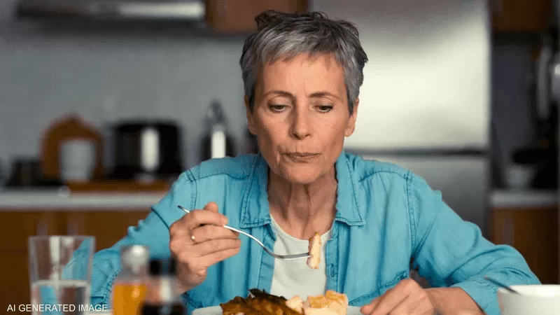 Eating alone... a danger threatening the health of the elderly.