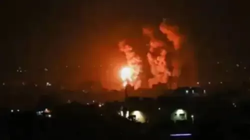 Yemen: Massive fire threatens government complex due to garbage accumulation.