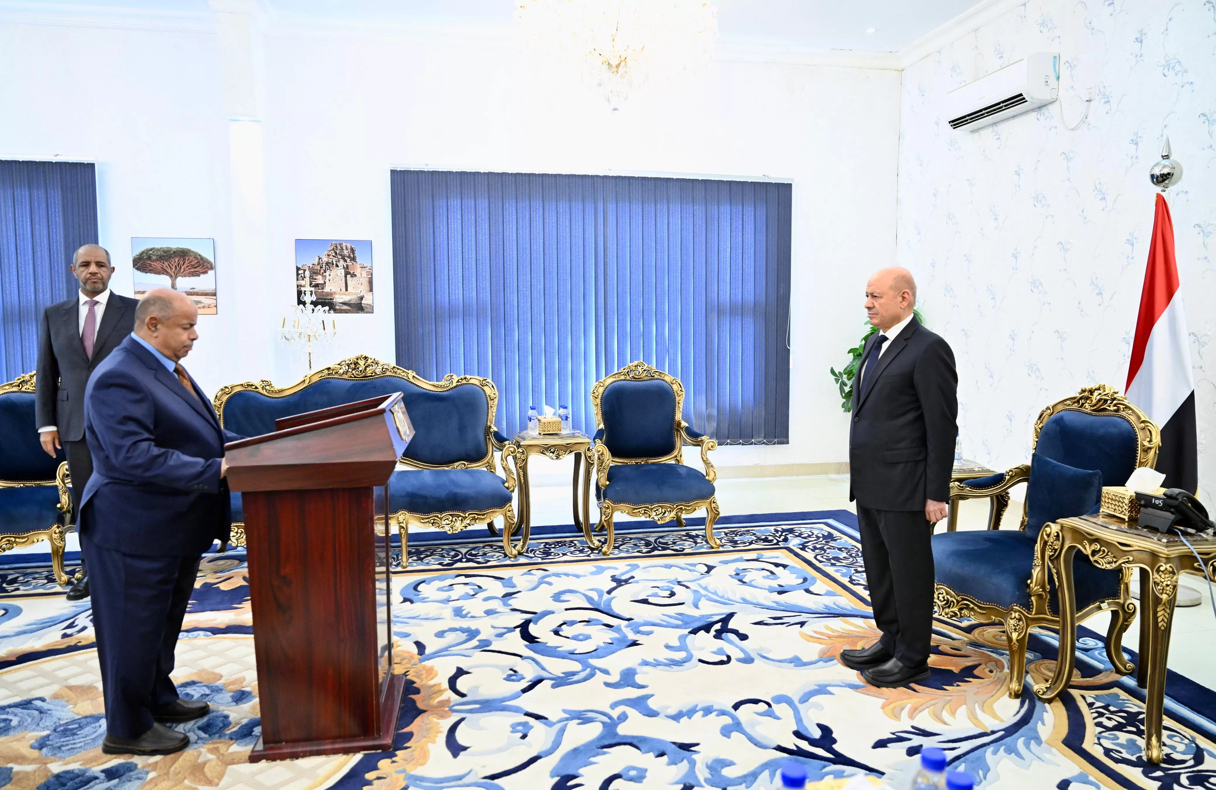 Yemen: Al-Khanbashi takes the constitutional oath as Governor of Hadramout before the Chairman of the Presidential Leadership Council.