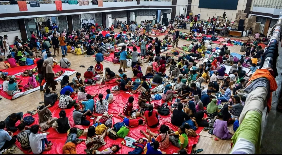 Humanitarian disaster in Sumatra: 631 dead and one million displaced due to floods and landslides.