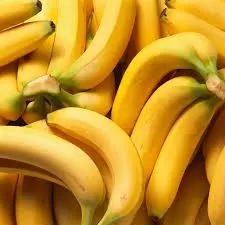 How does the nutritional value of bananas change depending on their color?