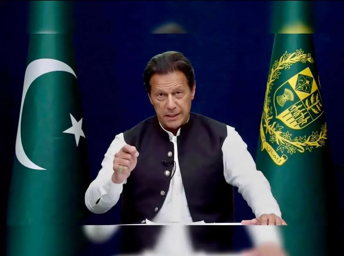 إعلام: محكمة باكستانية تقضي بسجن عمران خان وزوجته 17 عاماً في قضية فساد جديدة