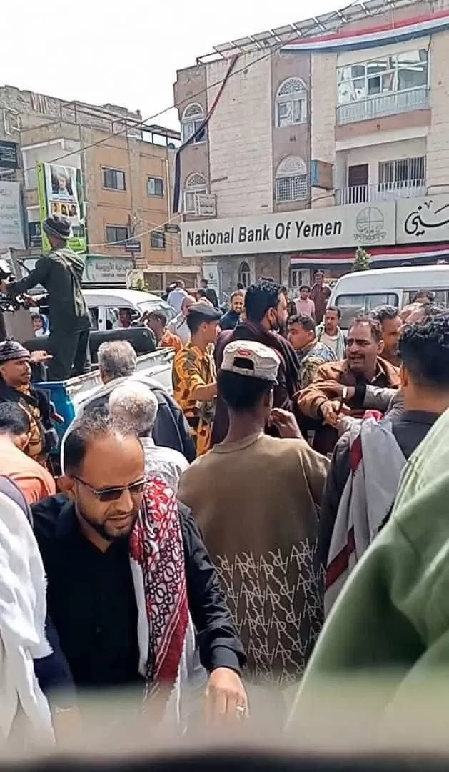 اليمن : قوات عسكرية بتعز تمنع إقامة صلاة الجمعة في ساحة العدالة بالقوة وتعتدي على المصلين