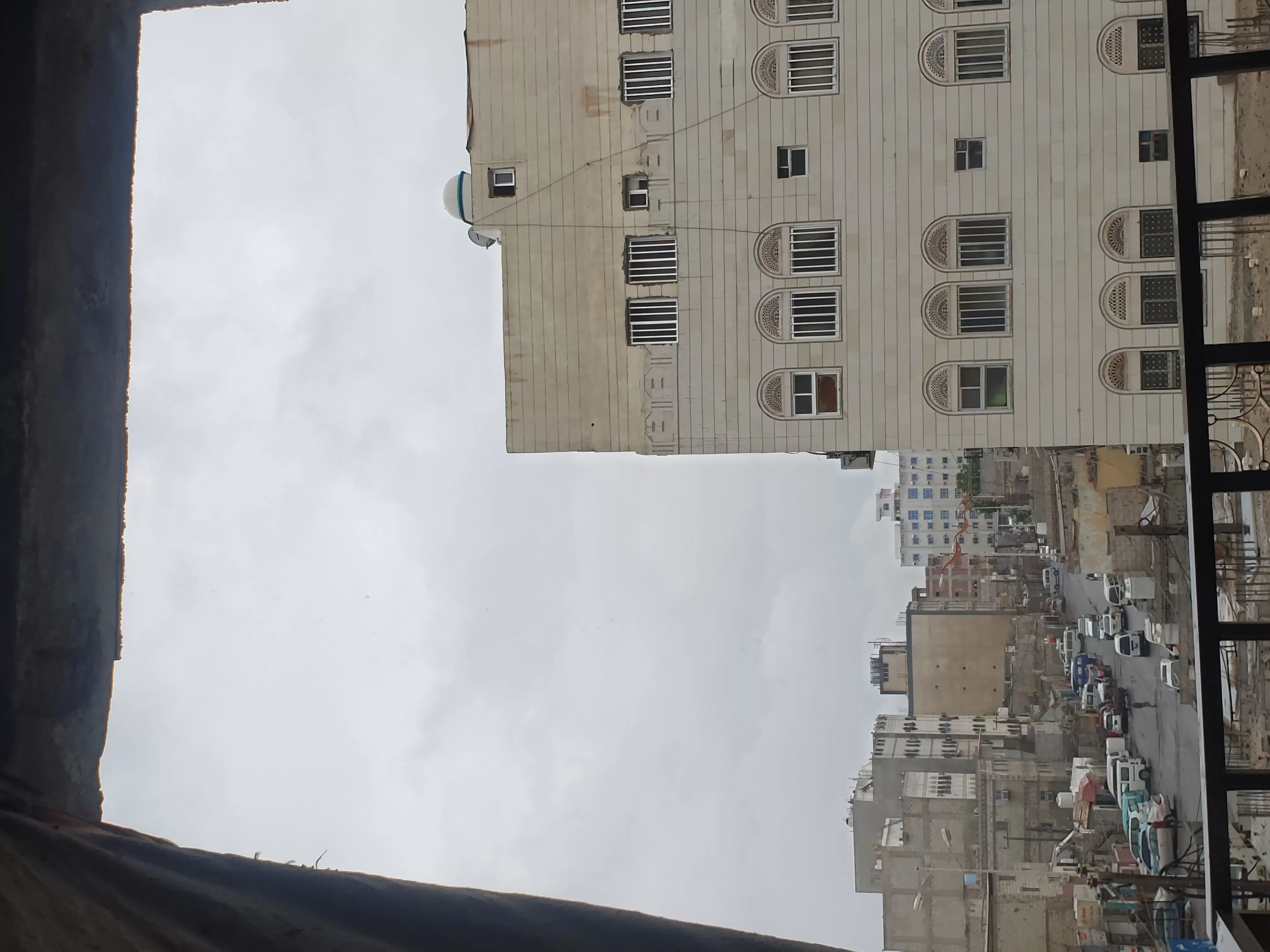 اليمن: أزمة السكن في عدن.. ارتفاع الإيجارات يعصف بمعيشة الأسر رغم تحسن العملة