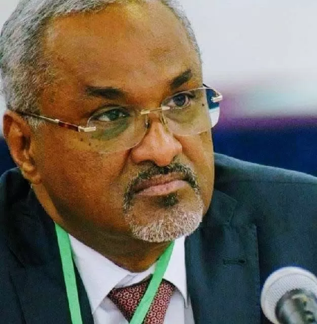 مستشار رئاسي يحذر من “سياسة الإكراه” في حضرموت: الشرعية لا تُنتزع بفوهات البنادق