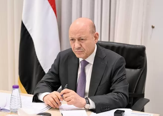 اليمن: العليمي يوجّه طلب للتحالف لحماية المدنيين ويطالب الانتقالي بوقف التصعيد في حضرموت والمهرة