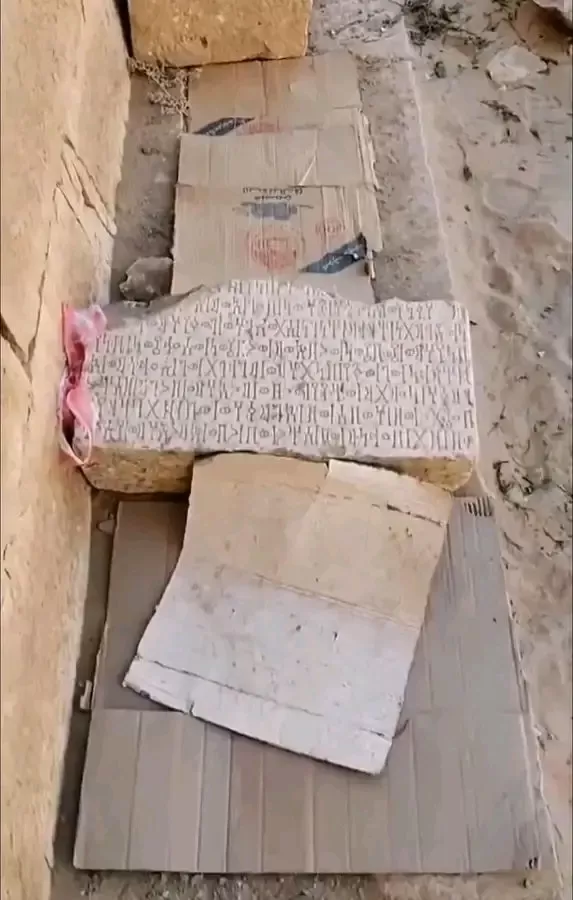 صدمة في اليمن.. استخدام نقش أثري كمسند خلال جلسة قات