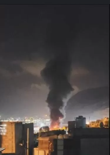 التحالف بقيادة السعودية يعلن استهداف سفينتين محمّلتين بأسلحة في ميناء المكلا