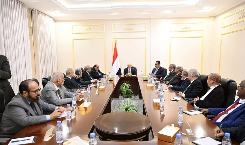 اليمن: العليمي يحذّر من الالتفاف على القرارات السيادية ويدعو إلى خطاب مسؤول يعزّز قيم الدولة