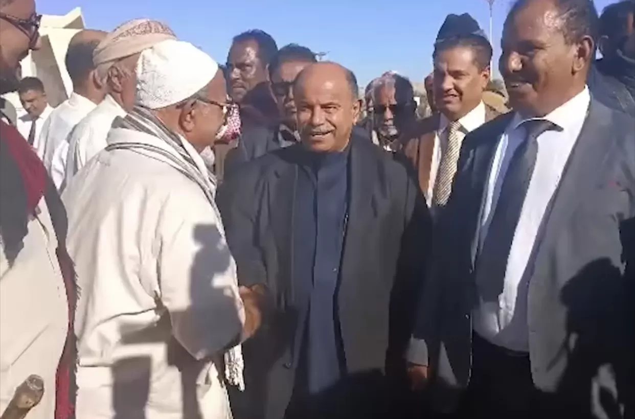 محافظ  حضرموت سالم الخنبشي يزور مطار سيئون